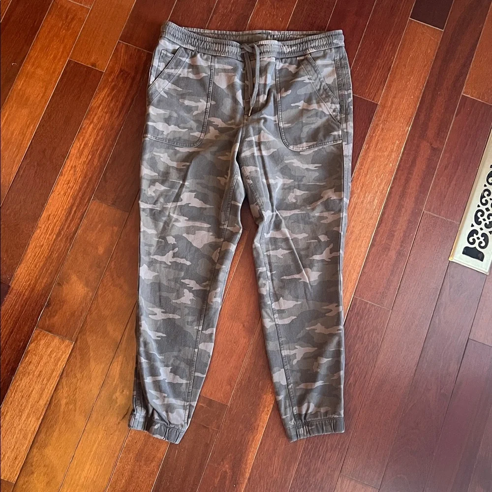 Athleta Farallon Jogger in light olive Camo - Picture 6 of 9